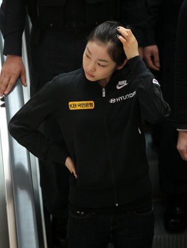 ‘피겨 여왕’ 김연아가 31일 인천공항을 통해 귀국, 기자회견을 마친 뒤 입국장을 빠져나가며 피곤한 표정을 짓고 있다.