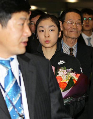 ‘피겨 여왕’ 김연아가 31일 인천공항을 통해 귀국, 기자회견장으로 이동하는 중 재밌는 표정을 짓고 있다.