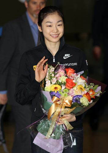 31일 인천공항을 통해 ‘피겨 여왕’ 김연아가 귀국하고 있다. 김연아는 2010 국제빙상경기연맹(ISU) 세계 피겨스케이팅 선수권 여자 싱글에서 은메달을 차지했다.