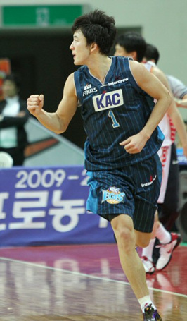 31일 울산동천체육관에서 열린 2009-2010 KCC 프로농구 챔피언결정전 1차전에서 전주 KCC 강병현이 3점슛을 성공시킨뒤 주먹을 불끈 쥐고 있다.