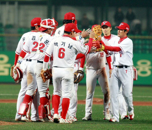 31일 광주 무등경기장에서 열린 2010 프로야구 기아 타이거즈와 삼성 라이온즈의 경기에서 4-2로 승리한 기아 선수들이 좋아하고 있다.