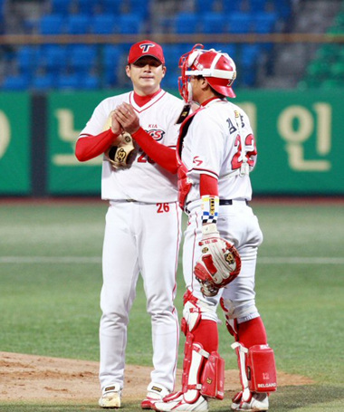 31일 광주 무등경기장에서 열린 2010 프로야구 기아 타이거즈와 삼성 라이온즈의 경기에서 기아 선발투수 서재응이 1실점하고 포수 김상훈과 이야기를 나누고 있다.