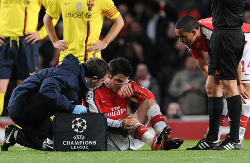 31일(현지시간) 영국 런던 에미레이츠 스타디움에서 열린 유럽축구연맹(UEFA) 챔피언스리그 8강 1차전 아스널(잉글랜드)-FC바르셀로나(스페인) 경기, 아스널 세스크 파브레가스가 부상을 당해 치료를 받고 있다.