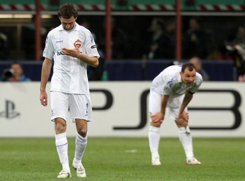 31일(현지시간) 이탈리아 밀라노 주세페 메아차 스타디움에서 열린 유럽축구연맹(UEFA) 챔피언스리그 8강 1차전 인터밀란(이탈리아)-CSKA 모스크바(러시아) 경기, 모스크바 데이비다스 셈베라스(왼쪽)와 세르게이 이그나셰비치가 실점한 후 아쉬워 하고 있다.