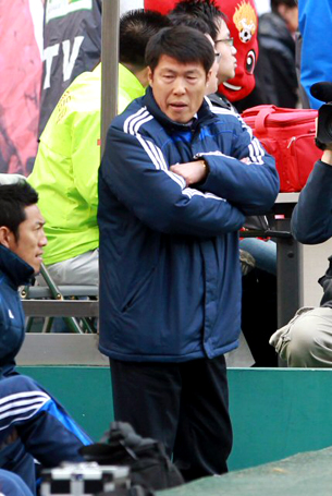 4일 오후 서울월드컵경기장에서 열린 프로축구 쏘나타 K-리그 2010 FC 서울와 수원 삼성의 경기에서 수원 삼성 차범근 감독이 경기를 지켜보며 굳은 표정을 짓고 있다.