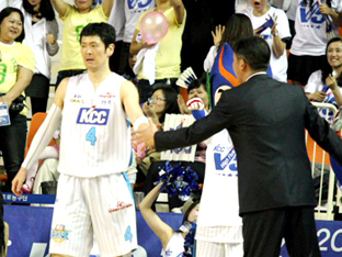 ‘추승균 노장 투혼’ KCC, 반격의 1승