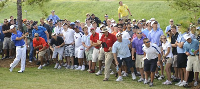 미국 텍사스주 험블의 레드스톤 골프장 토너먼트 코스(파72.7천457야드)에서 열린 PGA 투어 셸휴스턴 오픈 마지막 날 경기에서 갤러리들이 앤서니 김의 세컨드 샷을 바라보고 있다.