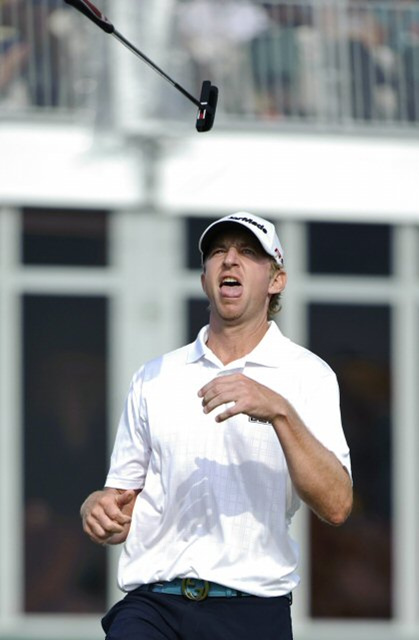 미국 텍사스주 험블의 레드스톤 골프장 토너먼트 코스(파72.7천457야드)에서 열린 PGA 투어 셸휴스턴 오픈 마지막 날 경기에서 본 타일러가 18번 홀 버디를 기록한 후 골프채를 위로 던지고 있다.