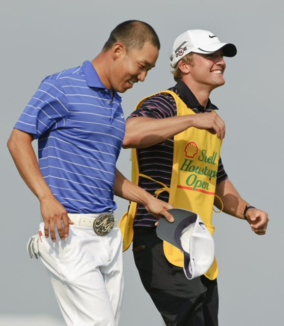 미국 텍사스주 험블의 레드스톤 골프장 토너먼트 코스(파72.7천457야드)에서 열린 PGA 투어 셸휴스턴 오픈 마지막 날 경기에서 앤서니 김이 우승을 확정 지은 후 캐디와 함께 환하게 웃고 있다.