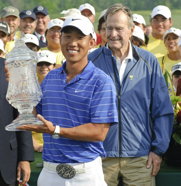 미국 텍사스주 험블의 레드스톤 골프장 토너먼트 코스(파72.7천457야드)에서 열린 PGA 투어 셸휴스턴 오픈 마지막 날 경기에서 앤서니 김이 우승 트로피를 들고 환하게 웃고 있다.