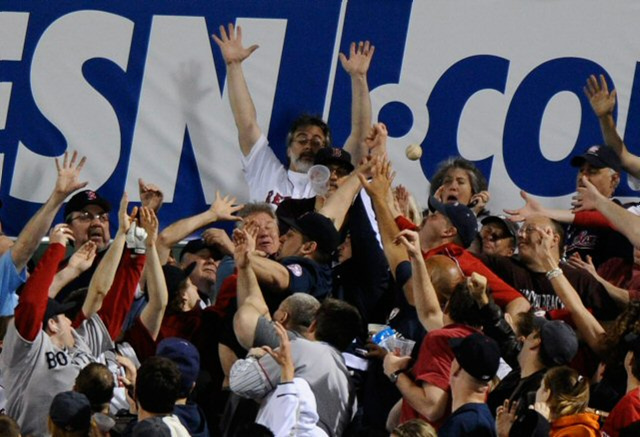 4일(현지 시각) 미국 매사추세츠주 보스턴에 위치한 펜웨이 파크에서 벌어진 뉴욕 양키스 대 보스턴 레드삭스와의 메이저리그 개막전에서 커티스 그랜더슨(뉴욕 양키스)의 홈런 공을 관중들이 손을 뻗어 잡으려 하고 있다.