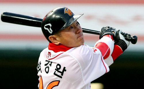 6일 인천 문학경기장에서 열린 프로야구 SK와 KIA의 경기 1회 말 300홈런을 하나 남겨둔 SK 박경완이 자신이 친 홈런성 파울타구를 바라보고 있다.