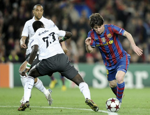 6일(현지 시각) 스페인 바르셀로나 캄노우 경기장에서 열린 ‘2009/2010 UEFA 챔피언스리그’ 8강 2차전 아스널 대 바르셀로나와의 경기에서 메시(바르셀로나, 오른쪽)가 수비를 피해 돌파를 시도하고 있다. 이날 경기에서 메시의 나홀로 4골에 힘입은 바로셀로나는 4 대 1로 승리를 거두고 4강 진출을 했다.