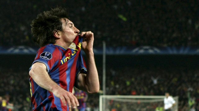6일(현지 시각) 스페인 바르셀로나 캄노우 경기장에서 열린 ‘2009/2010 UEFA 챔피언스리그’ 8강 2차전 아스널 대 바르셀로나와의 경기에서 골을 터트린 메시가 환호하고 있다. 이날 경기에서 메시의 나홀로 4골에 힘입은 바로셀로나는 4 대 1로 승리를 거두고 4강 진출을 했다.