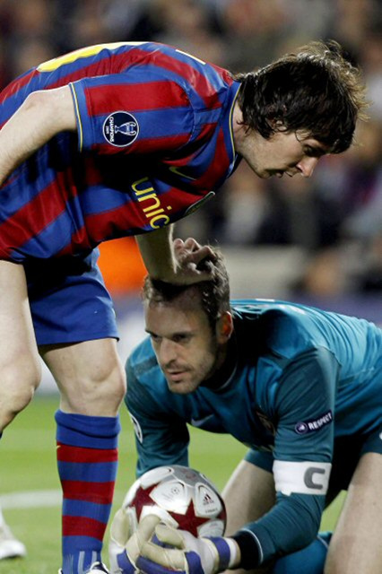 6일(현지 시각) 스페인 바르셀로나 캄노우 경기장에서 열린 ‘2009/2010 UEFA 챔피언스리그’ 8강 2차전 아스널 대 바르셀로나와의 경기에서 메시(바르셀로나, 왼쪽)가 아스널 골키퍼의 머리를 쓰다듬고 있다. 이날 경기에서 메시의 나홀로 4골에 힘입은 바로셀로나는 4 대 1로 승리를 거두고 4강 진출을 했다.