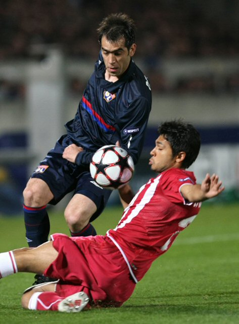 7일(현지 시각) 스타드 샤방 델마에서 열린 2009-10시즌 UEFA 챔피언스리그 8강 2차전 올림피크 리옹(이하 리옹) 대 지롱댕 보르도(이하 보르도)와의 경기에서 브누아 트레물리나(보르도, 오른쪽)가 태클로 세자르 델가도(리옹, 왼쪽)의 공격을 저지하고 있다. 이날 경기에서 보르도가 1 대 0으로 승리를 거뒀지만 1,2차전 합계 3 대 2로 리옹이 챔스 4강에 진출했다.