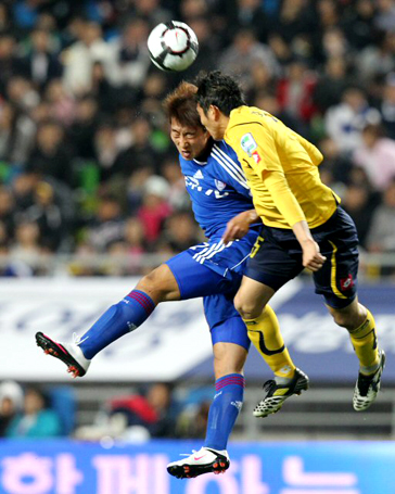 9일 수원월드컵경기장에서 열린 쏘나타 K리그 2010 성남 일화와 수원 삼성의 경기에서 수원 이현진(왼쪽)과 성남 조병국이 공중 볼 다툼을 벌이고 있다.