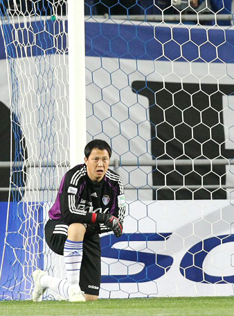 9일 수원월드컵경기장에서 열린 쏘나타 K리그 2010 성남 일화와 수원 삼성의 경기에서 수원 골키퍼 이운재가 성남 조재철에게 골을 허용한 뒤 허탈한 표정을 짓고 있다. 이운재는 전반에만 2골을 허용했다.