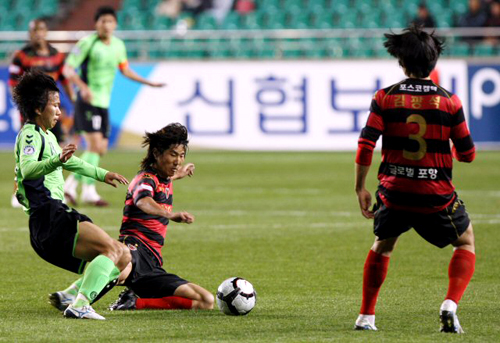 9일 경북 포항스틸야드에서 열린 K-리그 포항 스틸러스-전북 현대 경기에서 포항의 김재성과 전북의 정훈이 공을 다투고 있다.