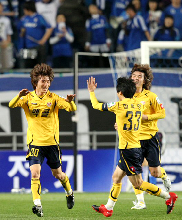 9일 수원월드컵경기장에서 열린 쏘나타 K리그 2010 성남 일화와 수원 삼성의 경기에서 성남 조재철(왼쪽)이 전반 자신의 두번째 골을 넣은 뒤 동료와 함께 기뻐하고 있다.