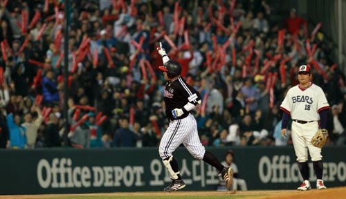 11일 오후 잠실경기장에서 열린 2010 프로야구 두산 베어스-LG 트윈스 경기, LG 조인성이 4회초 무사 주자 1, 3루 상황에서 3점 역전 홈런을 친 후 베이스를 돌고 있다.
