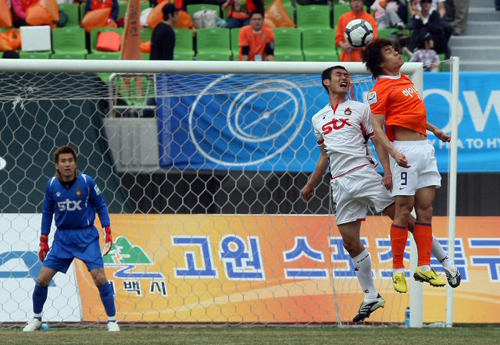 11일 오후 춘천송암스포츠타운 종합운동장에서 열린 쏘나타 K리그 강원FC와 경남 FC 경기에서 강원FC 김영후(오른쪽)가 헤딩슛을 하고 있다.