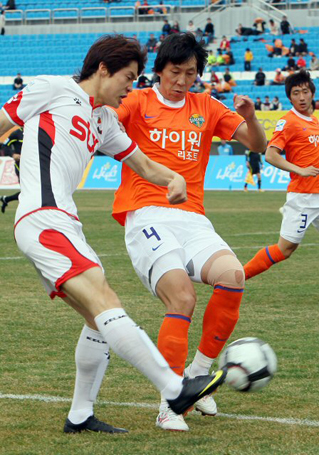 11일 오후 춘천송암스포츠타운 종합운동장에서 열린 쏘나타 K리그 강원FC와 경남 FC 경기에서 경남FC 김태욱이 슛을 하고 있다.