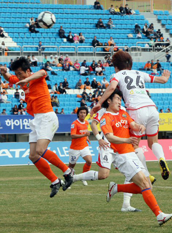 11일 오후 춘천송암스포츠타운 종합운동장에서 열린 쏘나타 K리그 강원FC와 경남 FC 경기에서 경남FC 이훈(오른쪽)이 헤딩슛을 시도하고 있다.