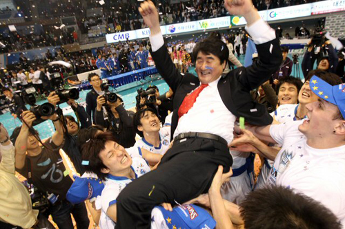 2009-2010년 남자프로배구 통합우승을 차지한 삼성화재 신치용감독이 선수들에게 축하 헹가래를 받고 있다.
