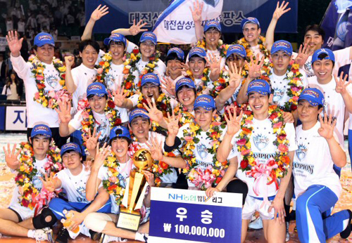 19일 대전 충무체육관에서 열린 남자프로배구 챔피언결정전에서 우승한 삼성화재 선수들이 우승기념사진을 찍고 있다.