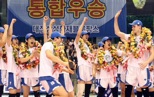2009-2010 프로배구 챔피언결정전에서 우승한 삼성화재 선수들이 즐거워하고 있다.