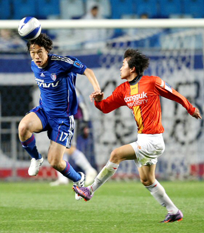 21일 수원월드컵경기장에서 벌어진 2010 하나은행 FA컵 32강전 동국대와 수원 삼성의 경기에서 수원 오재석(왼쪽)이 헤딩으로 볼을 따내고 있다.