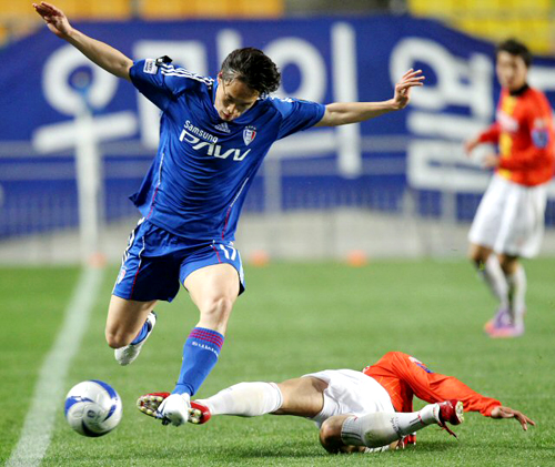 21일 수원월드컵경기장에서 벌어진 2010 하나은행 FA컵 32강전 동국대와 수원 삼성의 경기에서 수원 오재석(왼쪽)이 동국대 수비수의 태클을 점프로 피하고 있다. 이 날 수원은 동국대에 2대 0으로 이겼다.