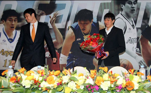 프로농구 서울 삼성 이상민이 22일 오전 서울 태평로빌딩에서 열린 은퇴 기자회견에서 팀 후배인 이규섭으로 부터 꽃다발을 건네 받고 있다.