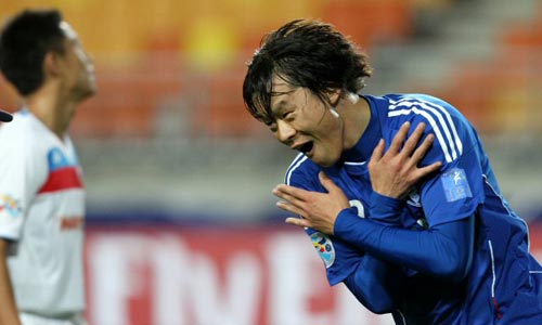 27일 수원월드컵경기장에서 열린 2010 아시아축구연맹(AFC) 챔피언스리그 조별리그 G조 6차전 수원 삼성-암드포스(싱가포르) 경기, 수원 곽희주가 팀의 세번째 골을 넣은 후 기뻐하고 있다.