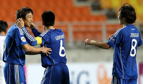 27일 수원월드컵경기장에서 열린 2010 아시아축구연맹(AFC) 챔피언스리그 조별리그 G조 6차전 수원 삼성-암드포스(싱가포르) 경기, 수원 염기훈(왼쪽)이 팀의 여섯번째 골을 넣은 후 팀 동료들과 함께 기뻐하고 있다.
