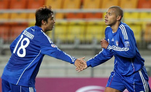 27일 수원월드컵경기장에서 열린 2010 아시아축구연맹(AFC) 챔피언스리그 조별리그 G조 6차전 수원 삼성-암드포스(싱가포르) 경기, 선취골을 넣은 수원 호세모따(오른쪽)가 팀의 네번째 골을 넣은 뒤 팀 동료 여승원의 축하를 받고 있다.
