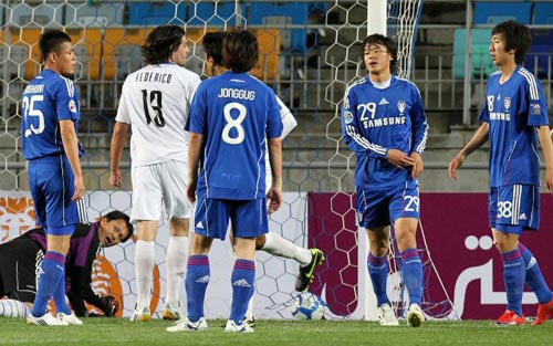 27일 수원월드컵경기장에서 열린 2010 아시아축구연맹(AFC) 챔피언스리그 조별리그 G조 6차전 수원 삼성-암드포스(싱가포르) 경기, 수원 이운재(아래) 골키퍼가가 두번째 실점을 한 후 안타까운 표정으로 동료 수비수를 바라보고 있다.