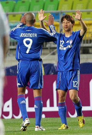 27일 수원월드컵경기장에서 열린 2010 아시아축구연맹(AFC) 챔피언스리그 조별리그 G조 6차전 수원 삼성-암드포스(싱가포르) 경기, 수원 이현진(오른쪽)이 팀의 두번째 골을 넣은 후 팀 동료 호세모따와 함께 기뻐하고 있다.