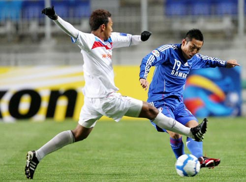 27일 수원월드컵경기장에서 열린 2010 아시아축구연맹(AFC) 챔피언스리그 조별리그 G조 6차전 수원 삼성-암드포스(싱가포르) 경기, 수원 김대의(오른쪽)가 암드포스 하피즈에 앞서 공을 차내고 있다.