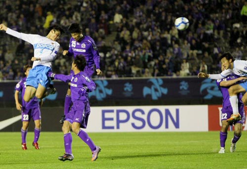 27일 일본 히로시마 빅아치에서 열린 아시아축구연맹(AFC) 챔피언스리그 조별리그 산프레체 히로시마(일본)-포항 스틸러스 경기, 포항 오까야마(왼쪽)가 슛을 시도하고 있다.