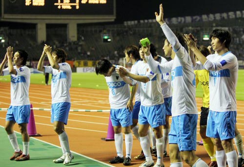 27일 일본 히로시마 빅아치에서 열린 아시아축구연맹(AFC) 챔피언스리그 조별리그 산프레체 히로시마(일본)-포항 스틸러스 경기, 포항 선수들이 히로시마에 패한 뒤 팬들에게 인사를 하고 있다.