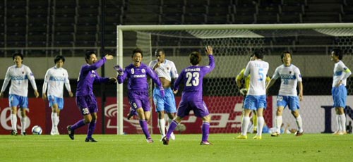 27일 일본 히로시마 빅아치에서 열린 아시아축구연맹(AFC) 챔피언스리그 조별리그 산프레체 히로시마(일본)-포항 스틸러스 경기, 포항 선수들이 상대 선수가 골을 넣고 환호하자 허탈해 하고 있다.