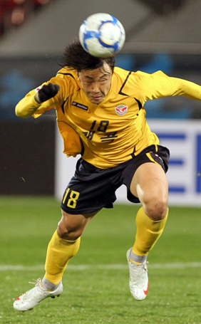 28일 성남 탄천종합운동장에서 열린 AFC 챔피언스리그 E조 성남일화와 맬버른 빅토리와의 경기에서 성남의 남궁도가 날카로운 헤딩슛을 시도하고 있다.