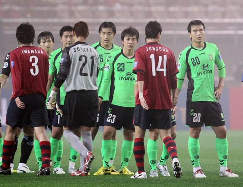 28일 일본 가시마 사커스타디움에서 열린 아시아축구연맹(AFC) 챔피언스리그 조별리그 가시마 앤틀러스(일본)-전북 현대 경기, 전북 선수들이 가시마에 1대2로 패한 후 서로 악수를 하고 있다.