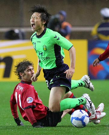 28일 일본 가시마 사커스타디움에서 열린 아시아축구연맹(AFC) 챔피언스리그 조별리그 가시마 앤틀러스(일본)-전북 현대 경기, 전북 박원재(오른쪽)가 가시마 가브리엘의 태클에 걸려 넘어지고 있다.