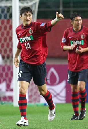 28일 일본 가시마 사커스타디움에서 열린 아시아축구연맹(AFC) 챔피언스리그 조별리그 가시마 앤틀러스(일본)-전북 현대 경기, 가시마 이정수가 선제 헤딩골을 넣은 후 엄지 손가락을 세우며 기뻐하고 있다.