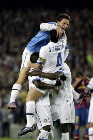 28일(현지 시각) 스페인 바르셀로나의 누 캄프에서 열린 2009-2010 유럽축구연맹(UEFA) 챔피언스리그 4강 2차전 이탈리아 인터 밀란 대 스페인 바르셀로나의 경기에서 인터 밀란 선수들이 챔스 결승진출이 확정되자 환호하고 있다. 이날 경기에서 1 대 0으로 패한 인터 밀란이 1,2차전 합계 3 대 2로 결승에 진출했다.