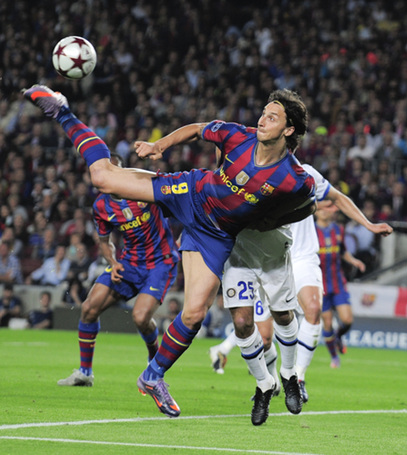 28일(현지 시각) 스페인 바르셀로나의 누 캄프에서 열린 2009-2010 유럽축구연맹(UEFA) 챔피언스리그 4강 2차전 이탈리아 인터 밀란 대 스페인 바르셀로나의 경기에서 이브라히모비치(바르셀로나, 앞)가 공중볼을 잡아내고 있다. 이날 경기에서 1 대 0으로 패한 인터 밀란이 1,2차전 합계 3 대 2로 결승에 진출했다.