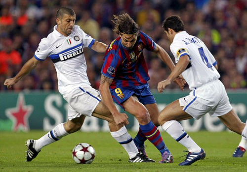 28일(현지 시각) 스페인 바르셀로나의 누 캄프에서 열린 2009-2010 유럽축구연맹(UEFA) 챔피언스리그 4강 2차전 이탈리아 인터 밀란 대 스페인 바르셀로나의 경기에서 인터밀란 수비진이 이브라히모비치(바르셀로나, 가운데)를 밀착 마크하고 있다. 이날 경기에서 1 대 0으로 패한 인터 밀란이 1,2차전 합계 3 대 2로 결승에 진출했다.